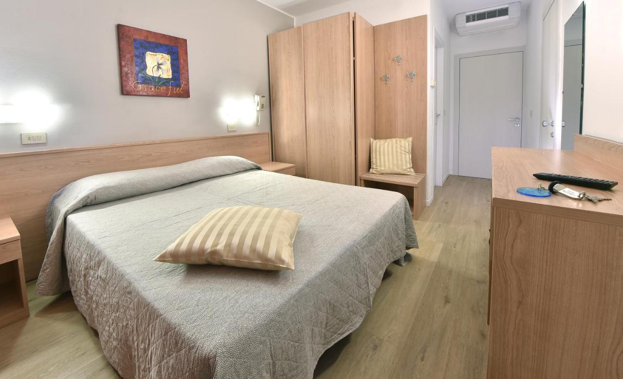 Hotel Meuble Nazionale Lignano Sabbiadoro Exteriör bild