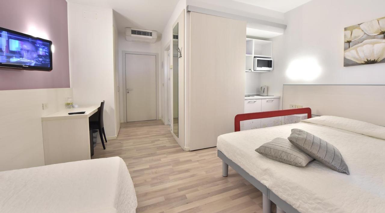 Hotel Meuble Nazionale Lignano Sabbiadoro Exteriör bild