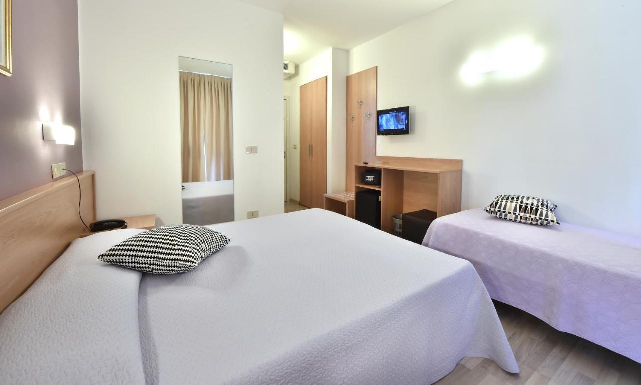 Hotel Meuble Nazionale Lignano Sabbiadoro Exteriör bild