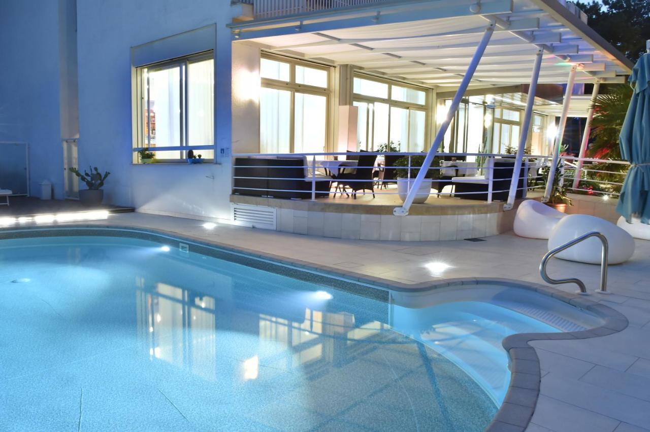 Hotel Meuble Nazionale Lignano Sabbiadoro Exteriör bild