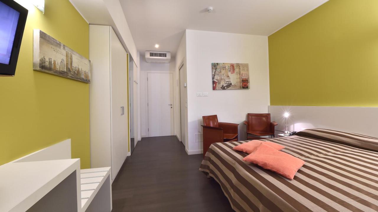 Hotel Meuble Nazionale Lignano Sabbiadoro Exteriör bild