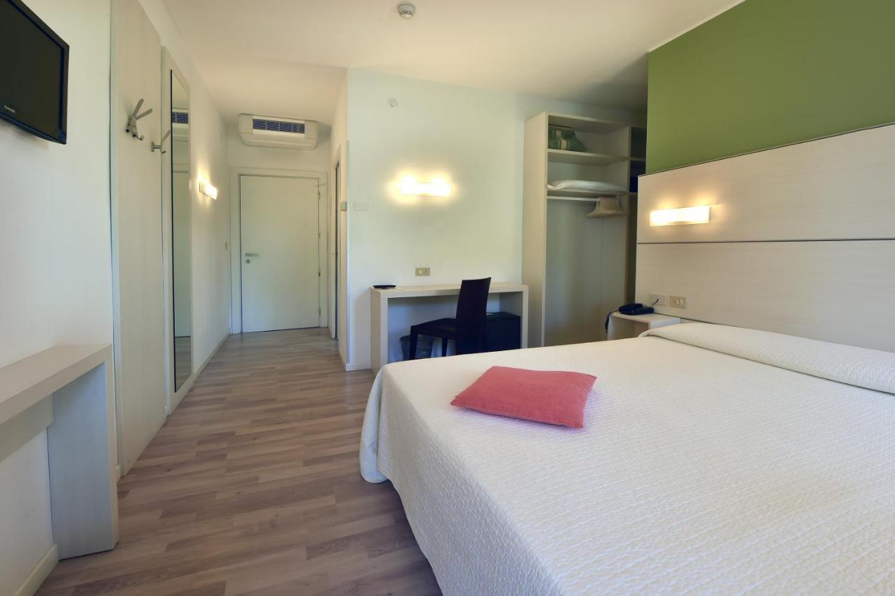 Hotel Meuble Nazionale Lignano Sabbiadoro Exteriör bild