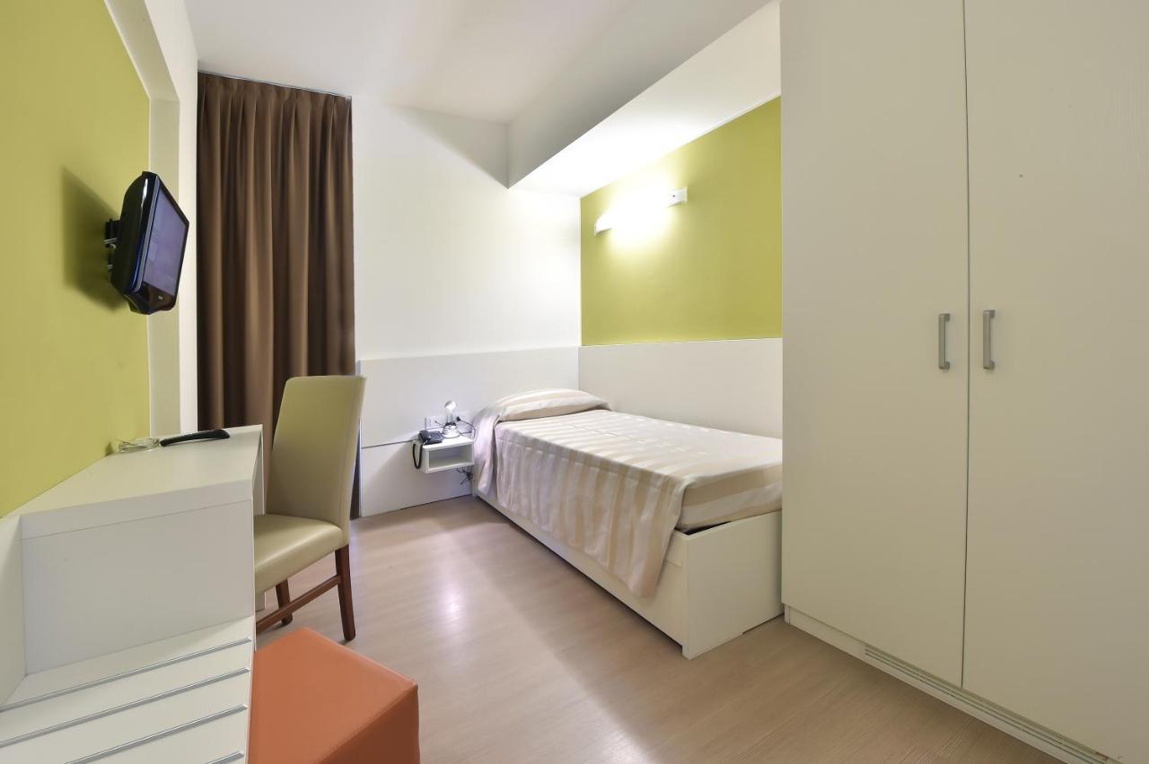 Hotel Meuble Nazionale Lignano Sabbiadoro Exteriör bild