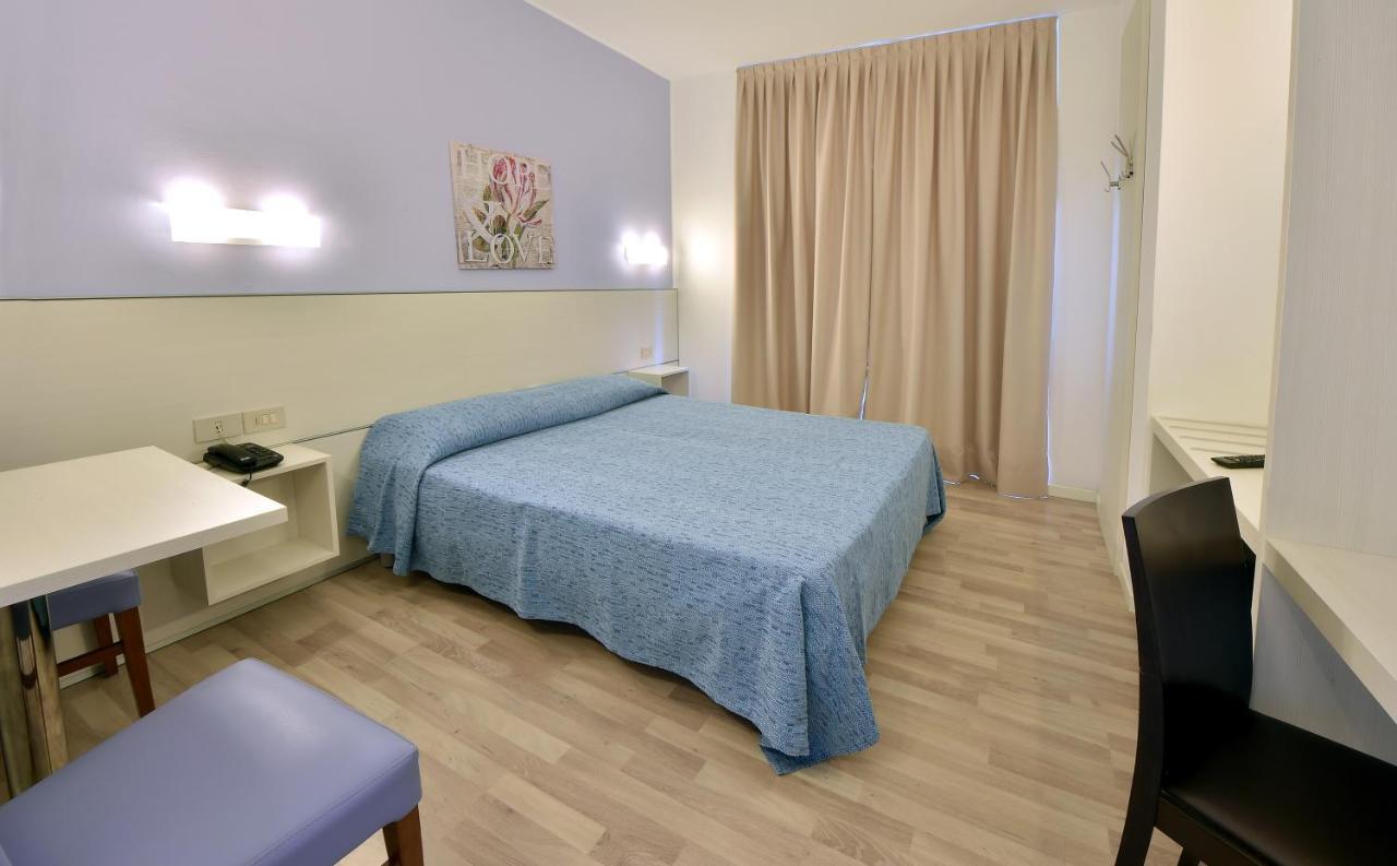 Hotel Meuble Nazionale Lignano Sabbiadoro Exteriör bild
