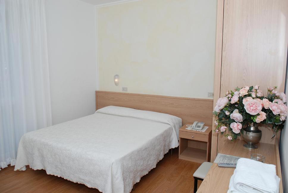 Hotel Meuble Nazionale Lignano Sabbiadoro Exteriör bild