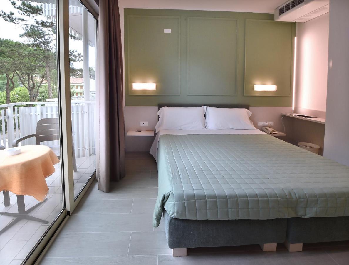 Hotel Meuble Nazionale Lignano Sabbiadoro Exteriör bild