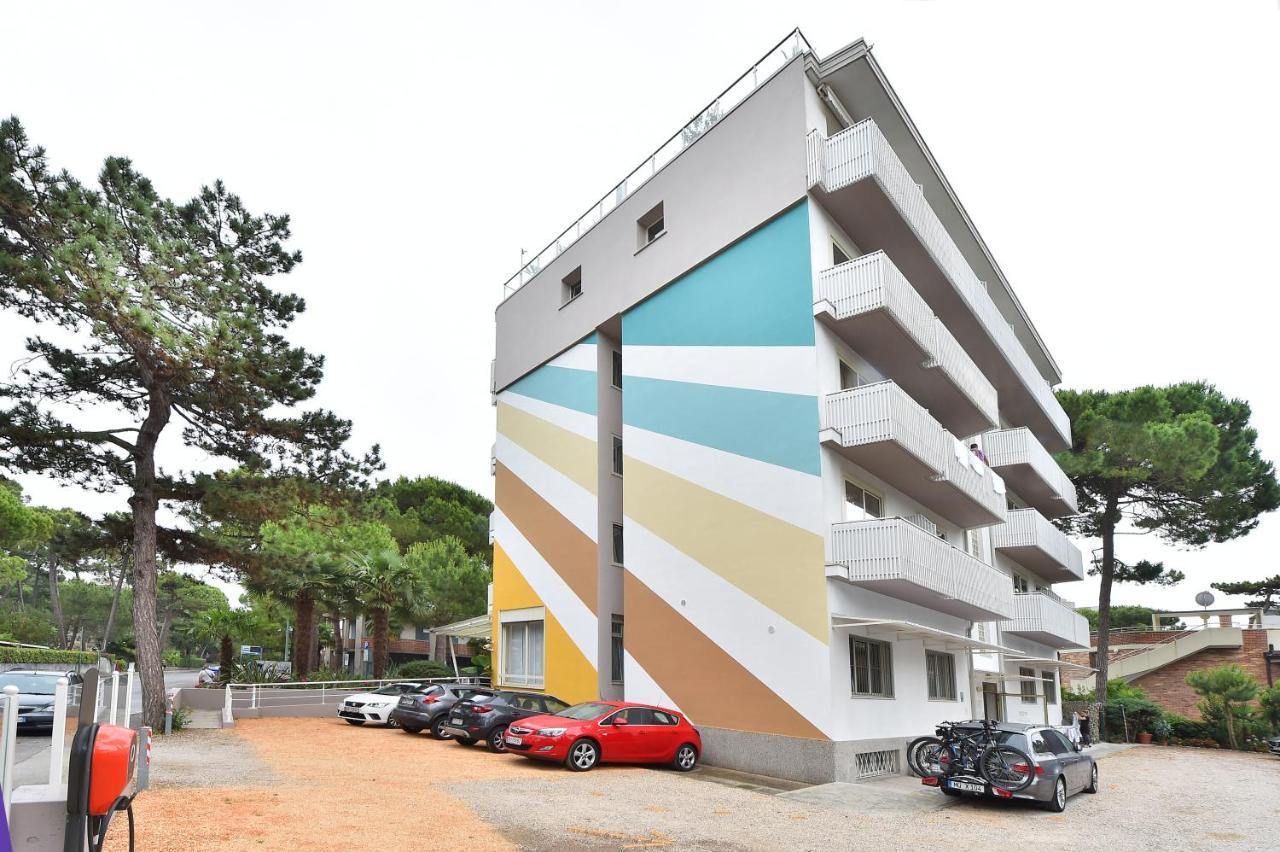 Hotel Meuble Nazionale Lignano Sabbiadoro Exteriör bild