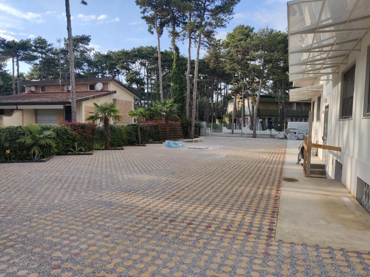 Hotel Meuble Nazionale Lignano Sabbiadoro Exteriör bild